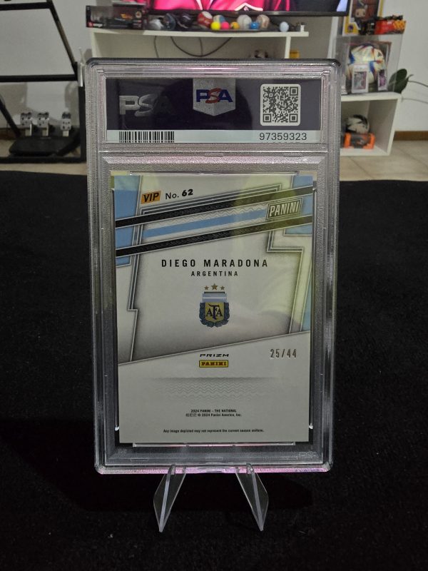 Diego Maradona 2024 Panini National VIP Gold /44 – PSA 9 Mint - Imagen 3