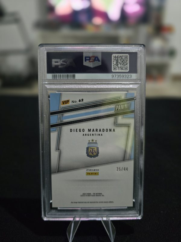 Diego Maradona 2024 Panini National VIP Gold /44 – PSA 9 Mint - Imagen 2