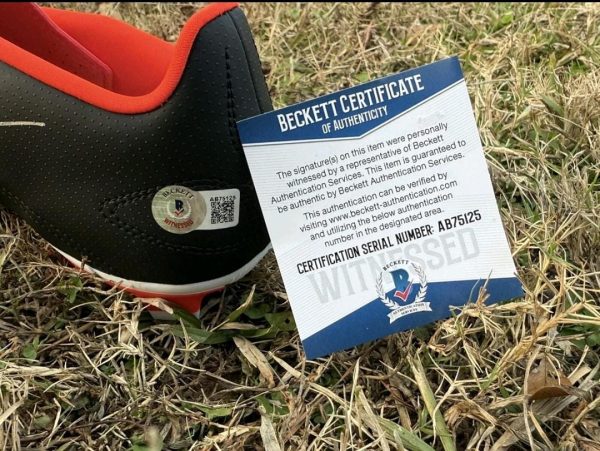 Botines Adidas Predator Firmados por Lionel Messi – Con Certificación Beckett - Imagen 2