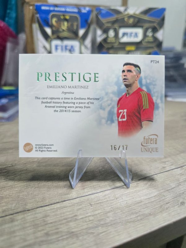 🔥 Emiliano "Dibu" Martínez – Futera Unique Prestige 2023 – Training Used Jersey – 16/17 🔥 - Imagen 3