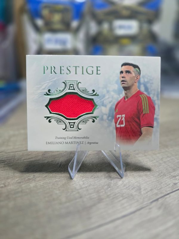 🔥 Emiliano "Dibu" Martínez – Futera Unique Prestige 2023 – Training Used Jersey – 16/17 🔥 - Imagen 2